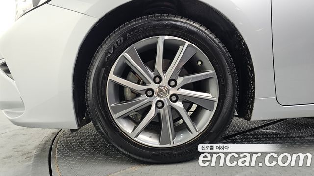 Lexus ES300h Supreme XV60 2016 — фото 5