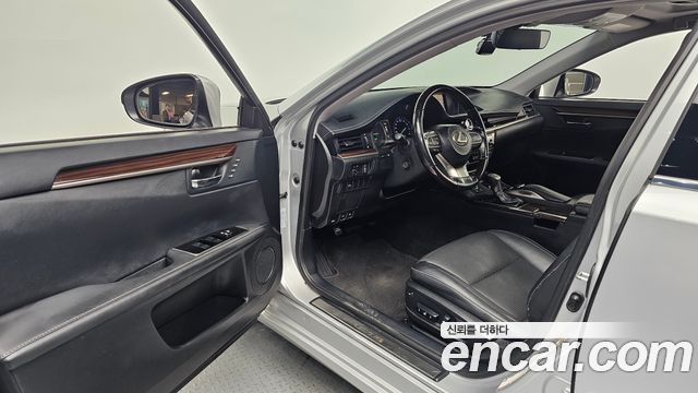 Lexus ES300h Supreme XV60 2016 — фото 10