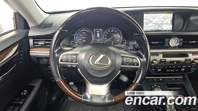 Lexus ES300h Supreme XV60 2016 — фото 12
