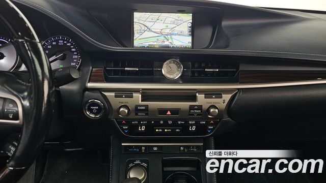 Lexus ES300h Supreme XV60 2016 — фото 13