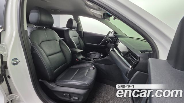 Kia Niro 1.6 HEV Signature 2022 — фото 10