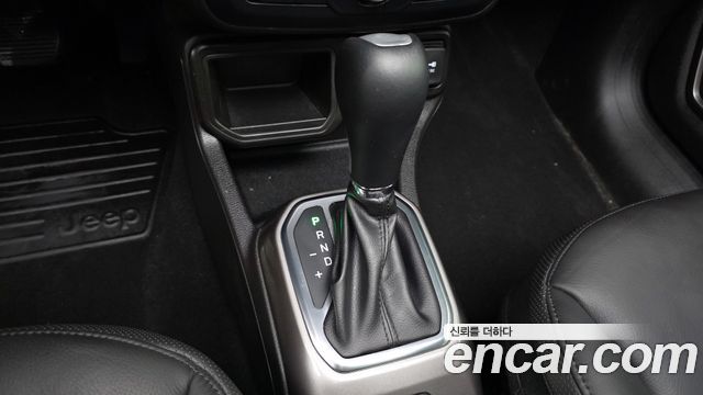 Jeep Renegade 1.3 Limited 2022 — фото 9