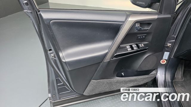 Toyota RAV4 2.5 4WD Hybrid 4th 2018 — фото 24