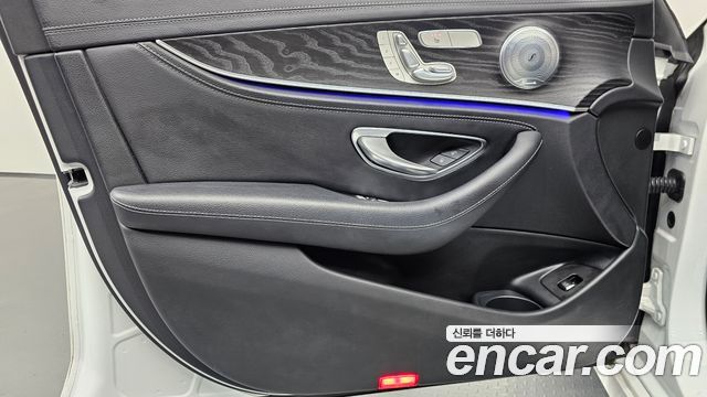 Mercedes-Benz E-Class (W213) E220d 4MATIC AMG Line 2021 — фото 24