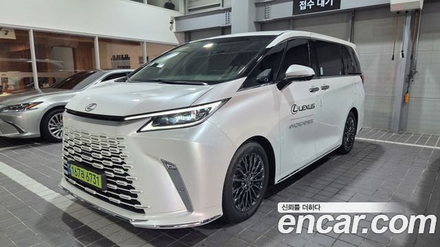 Lexus LM (II) 500h Royal