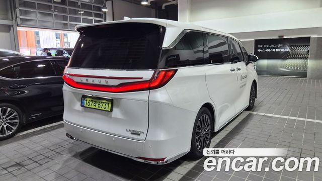Lexus LM (II) 500h Royal 2025 — фото 2