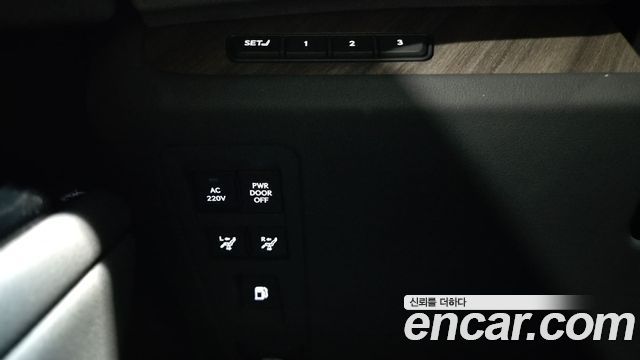 Lexus LM (II) 500h Royal 2025 — фото 21