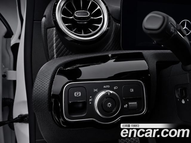 Mercedes-Benz A-Class (W177) A220 Hatchback 2025 — фото 12