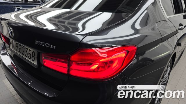 BMW 5 Series (G30) 530e M Sport 2020 — фото 23
