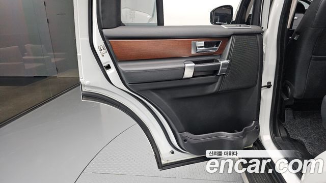 Land Rover Discovery 4 3.0 SDV6 SE 2016 — фото 25