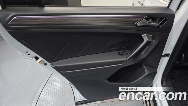 Volkswagen Tiguan Allspace 2.0 TSI Prestige 2022 — фото 25