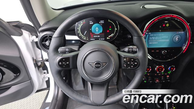 MINI Cooper Classic Plus Launch Pack Third Generation 2023 — фото 17