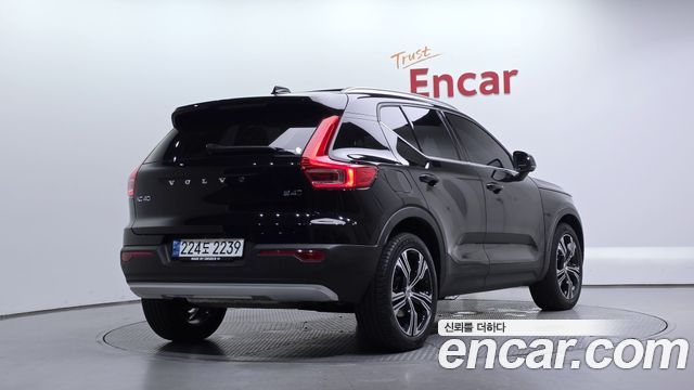 Volvo XC40 B4 Inscription 2021 — фото 2