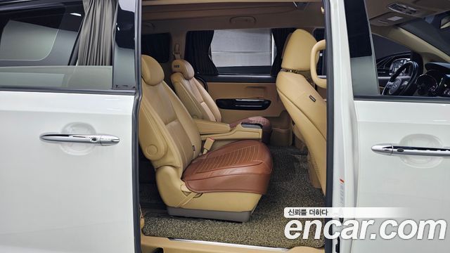 Kia Carnival 9-Seater Hi-Limousine Noblesse Special 2019 — фото 12