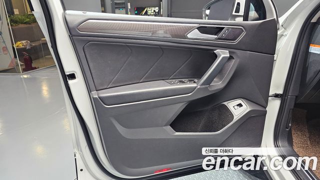 Volkswagen Tiguan Allspace 2.0 TDI Prestige 2020 — фото 24
