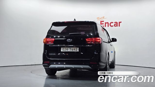 Kia Carnival 9-Seater Luxury 2019 — фото 4