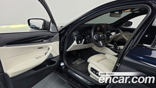 BMW 5 Series (G30) M550i xDrive 2022 — фото 10