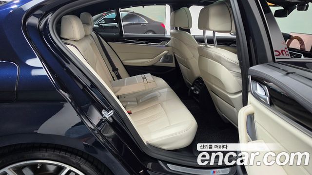 BMW 5 Series (G30) M550i xDrive 2022 — фото 12