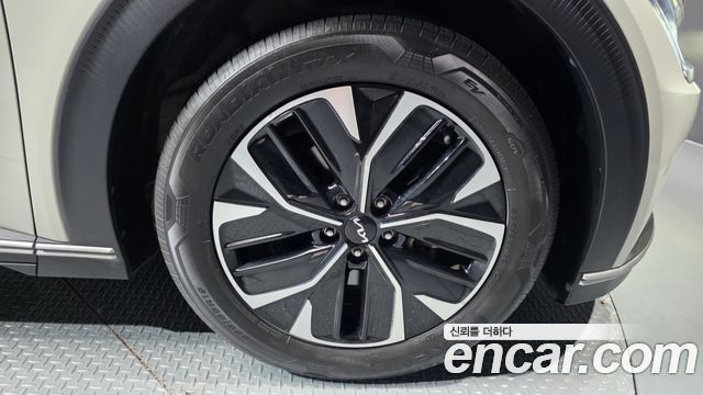 Kia EV6 Long Range Light 2023 — фото 5