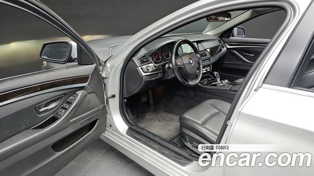 BMW 5 Series (F10) 528i 2011 — фото 10