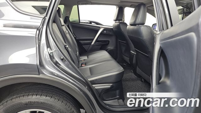 Toyota RAV4 2.5 4WD Hybrid 4th 2017 — фото 12