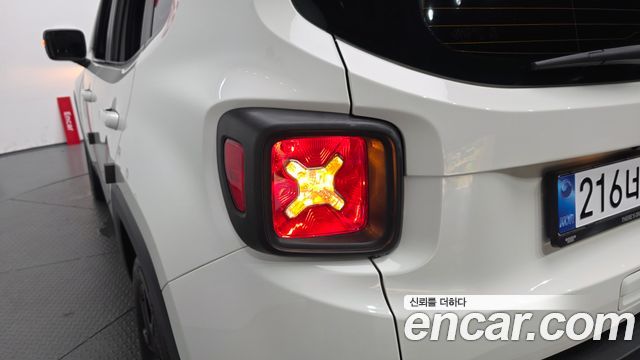Jeep Renegade 1.3 Limited 2022 — фото 23