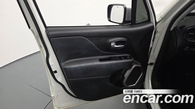 Jeep Renegade 1.3 Limited 2022 — фото 24