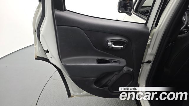 Jeep Renegade 1.3 Limited 2022 — фото 25