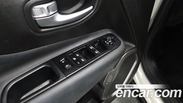 Jeep Renegade 1.3 Limited 2022 — фото 34