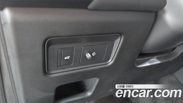 Land Rover Discovery 5 D250 SE 2022 — фото 18