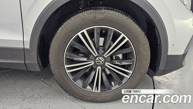 Volkswagen Tiguan (II) 2.0 TDI Premium 2021 — фото 5