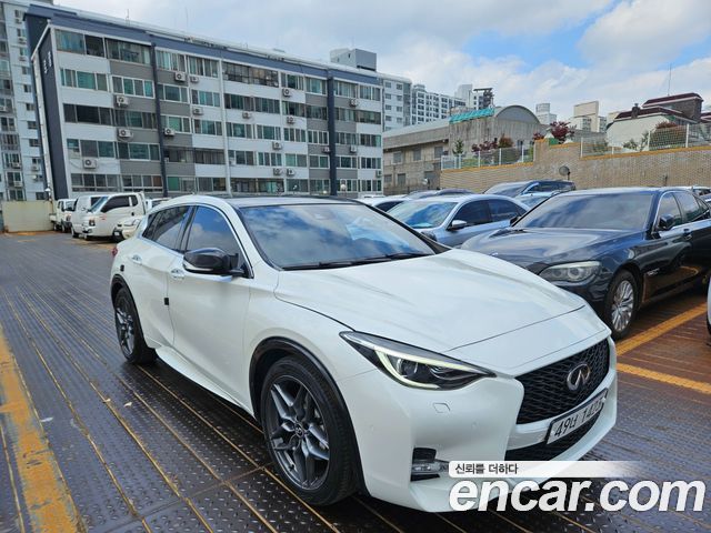 Infiniti Q30 2.0 Premium 2017 — фото 2