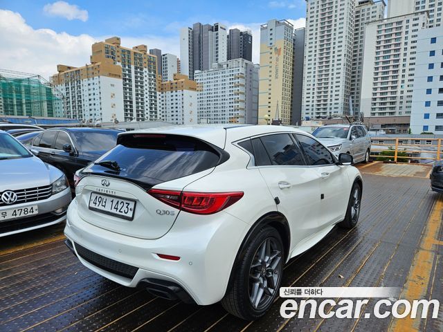 Infiniti Q30 2.0 Premium 2017 — фото 4
