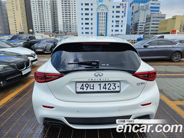 Infiniti Q30 2.0 Premium 2017 — фото 5