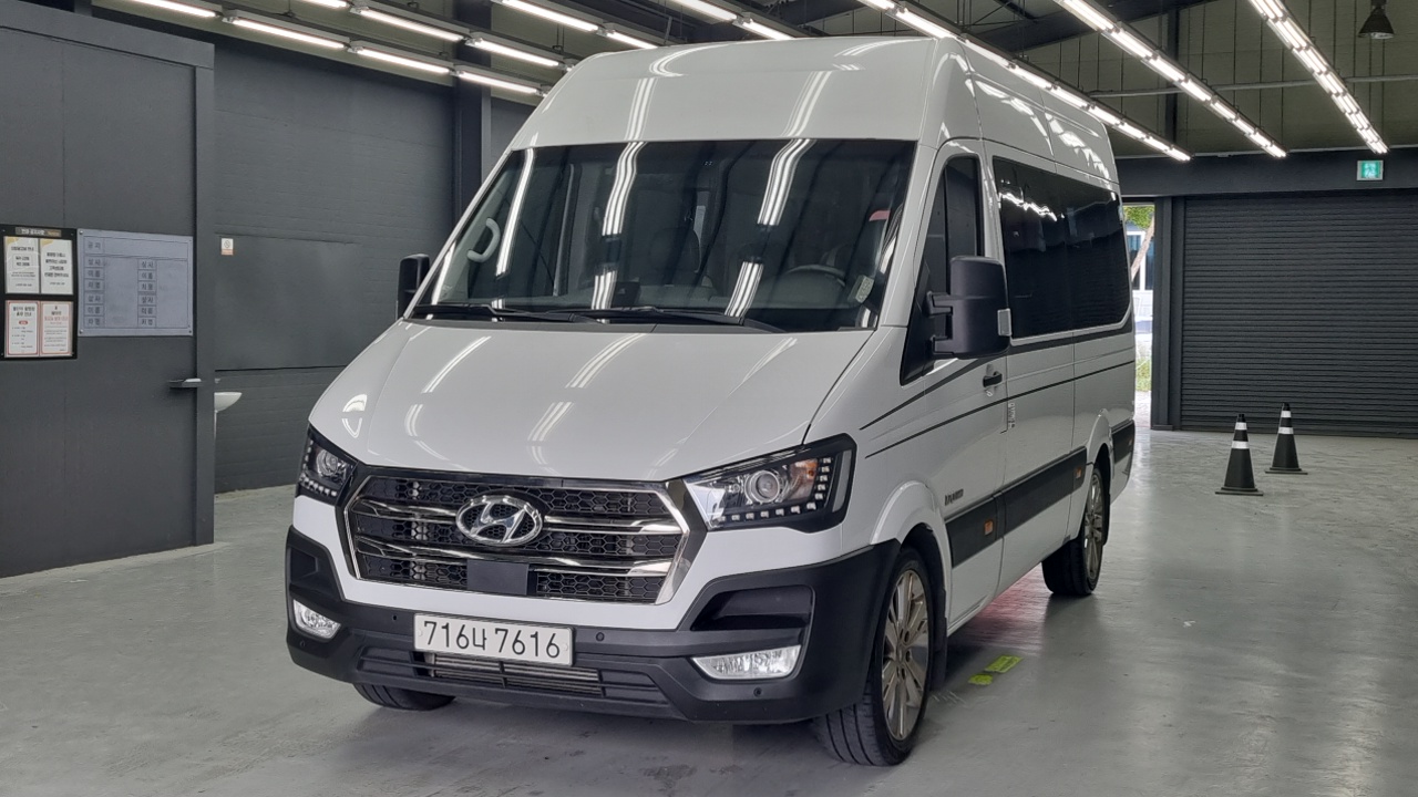 Hyundai Solati 15-seater Luxury
