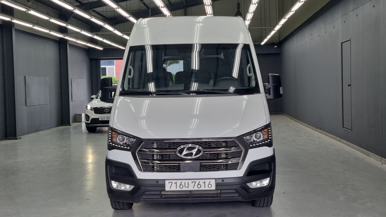 Hyundai Solati 15-seater Luxury 2023 — фото 3