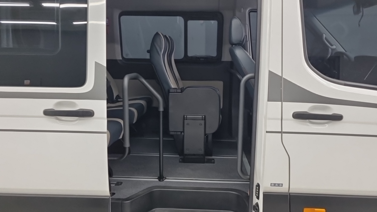 Hyundai Solati 15-seater Luxury 2023 — фото 15