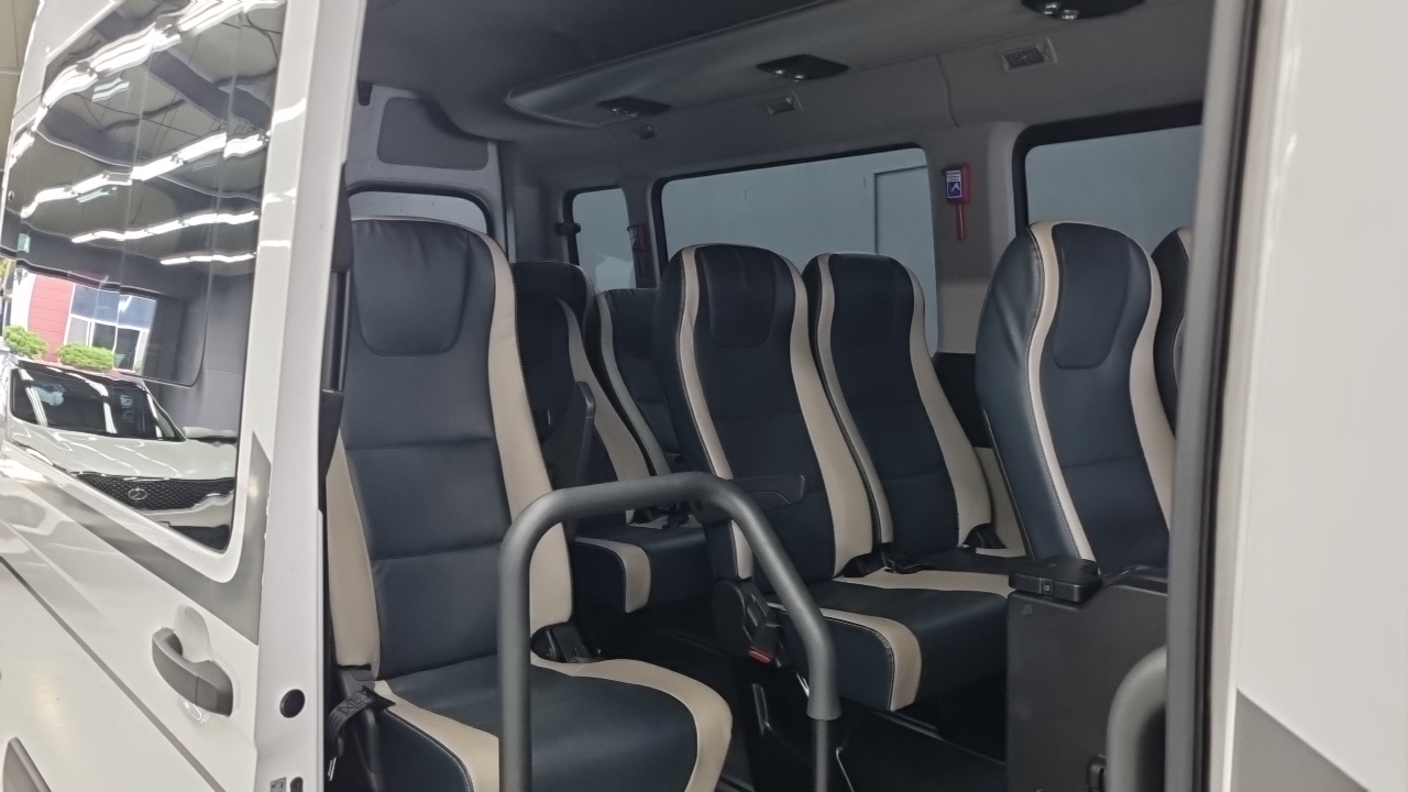 Hyundai Solati 15-seater Luxury 2023 — фото 16