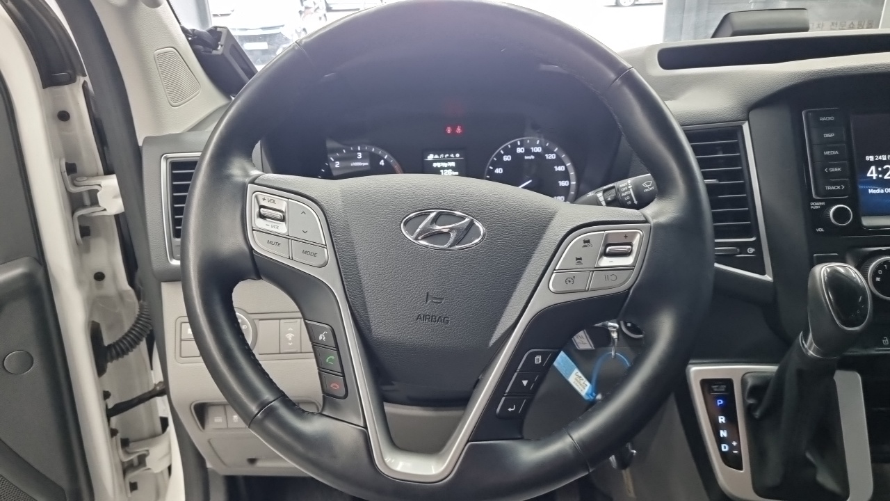 Hyundai Solati 15-seater Luxury 2023 — фото 18