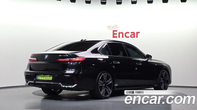 BMW 7 Series (G70) 750e xDrive M Sport 2023 — фото 2