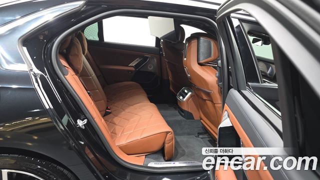 BMW 7 Series (G70) 750e xDrive M Sport 2023 — фото 16