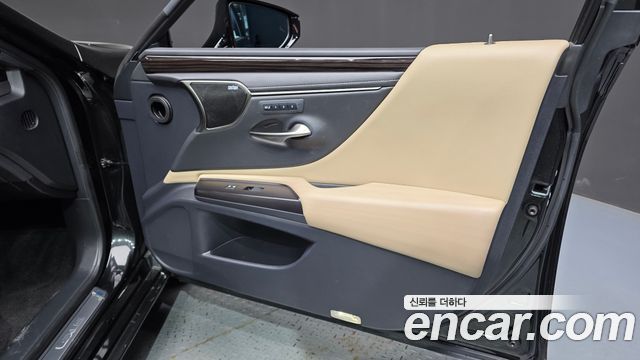Lexus ES300h (VII) Executive 2019 — фото 24