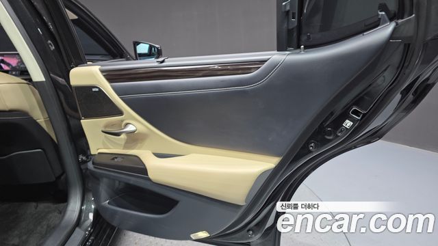 Lexus ES300h (VII) Executive 2019 — фото 25