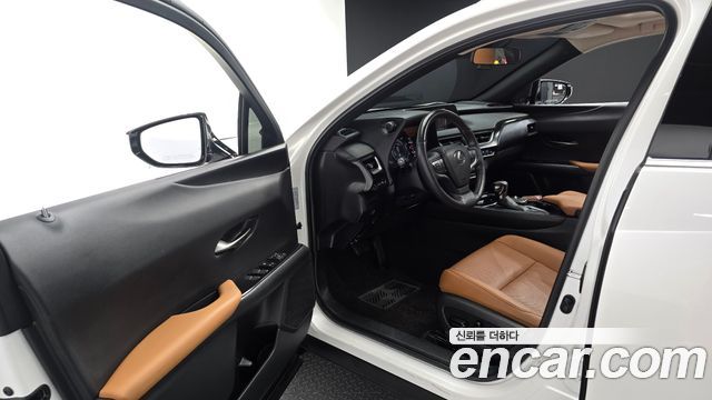 Lexus UX250h 2.0 2WD 2021 — фото 10