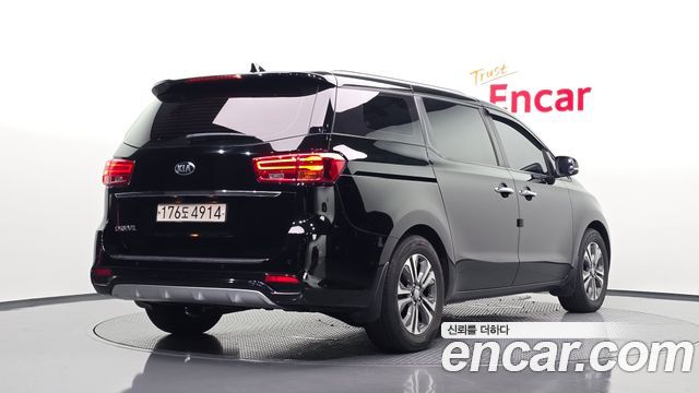 Kia Carnival 9-Seater Luxury 2019 — фото 2