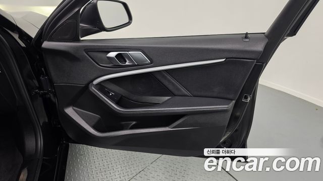 BMW 1 Series (F40) 120i Sports 2022 — фото 30