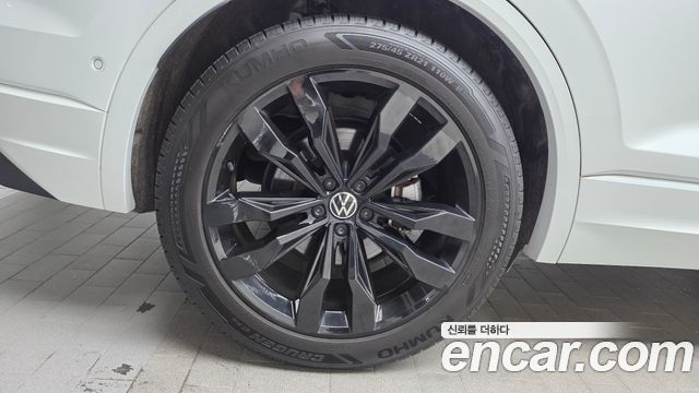 Volkswagen Touareg (III) 3.0 TDI R-Line 2023 — фото 5