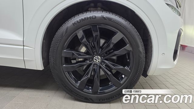 Volkswagen Touareg (III) 3.0 TDI R-Line 2023 — фото 21