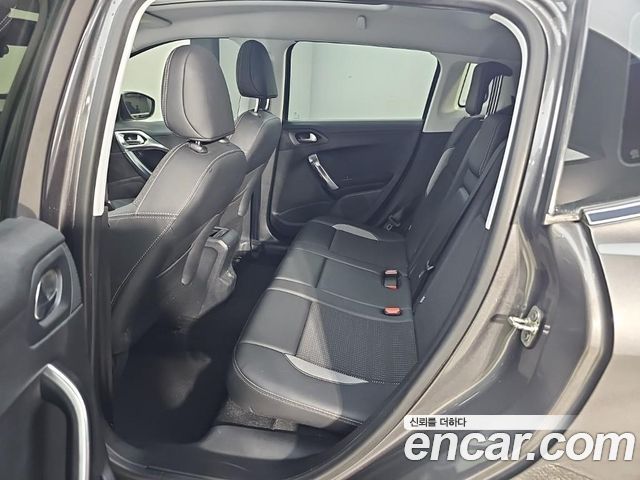 Peugeot 2008 1.6 BlueHDi Feline 2015 — фото 16