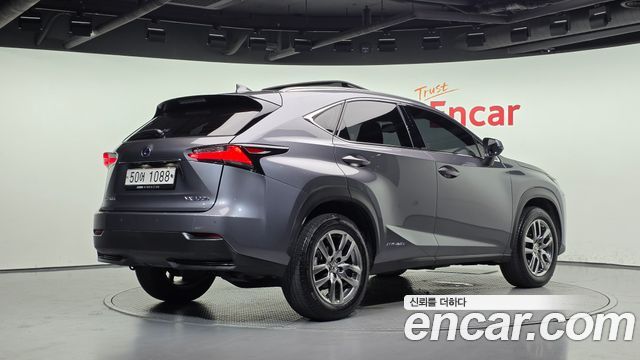 Lexus NX300h Supreme 2017 — фото 2